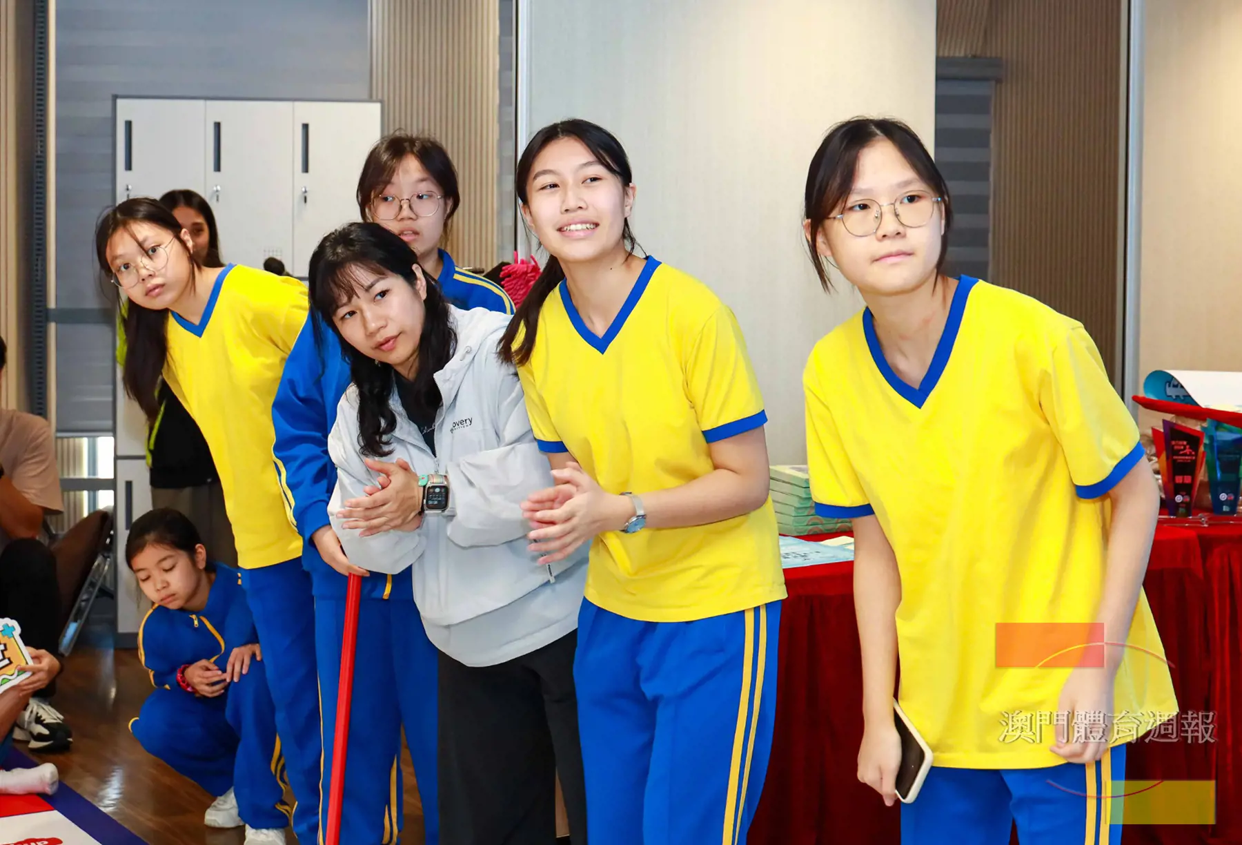 副2 梁小葡（灰衫）帶同學生參與聯校地壺球活動.jpeg